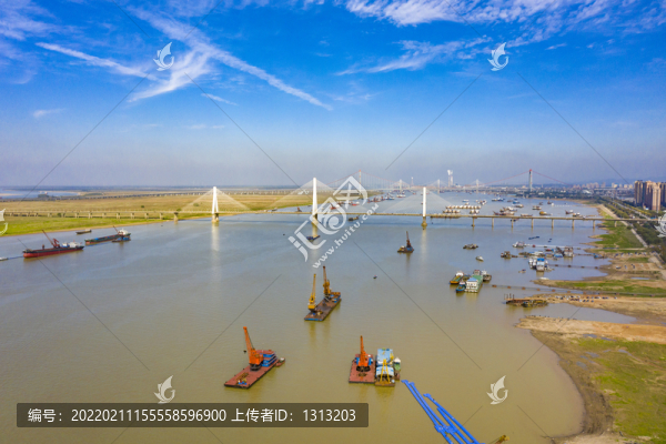 航拍湘江長(zhǎng)江上的運(yùn)輸船