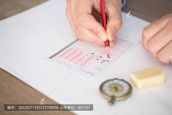 考生涂寫(xiě)答題卡特寫(xiě)