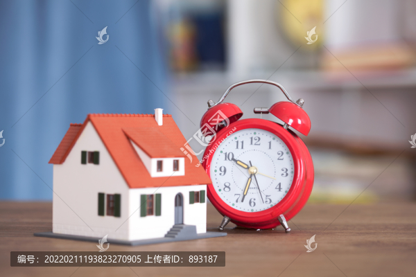 小房子模型和鬧鐘