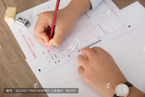 中國(guó)考生涂寫(xiě)答題卡