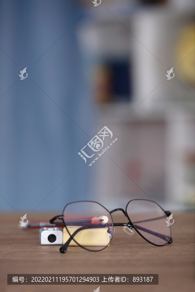 眼鏡和橡皮鉛筆等物品