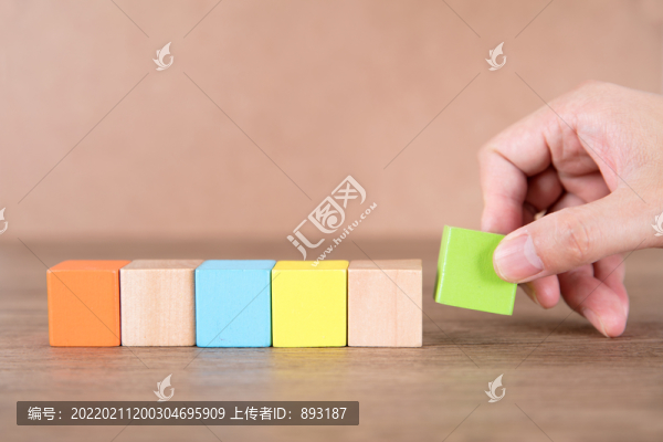 手拿積木木塊擺放整齊