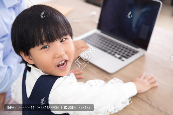 通過(guò)電腦和孩子一起上網(wǎng)課