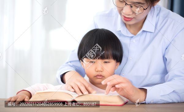 媽媽陪伴女兒成長