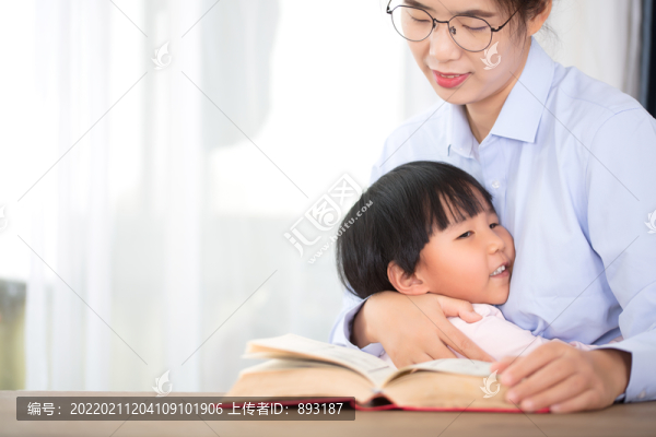 媽媽陪伴女兒成長
