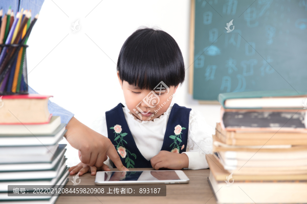 在線認真學(xué)習(xí)的小女孩