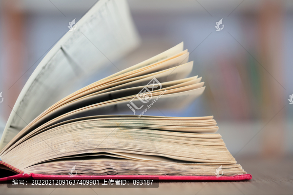 一本打開的書