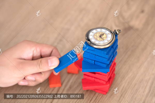 抽掉放置懷表的積木