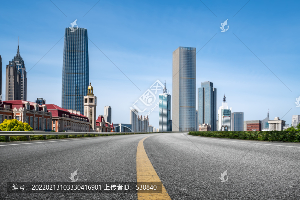城市道路和現(xiàn)代建筑群背景