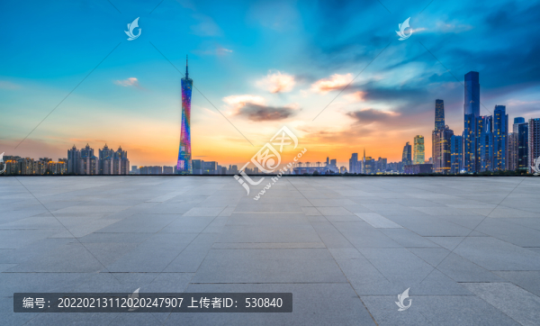 空的地磚和城市建筑群背景