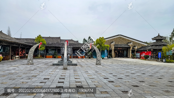 廣西桂林市侗情水莊斗牛廣場