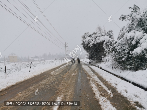 下雪天道路濕滑路面