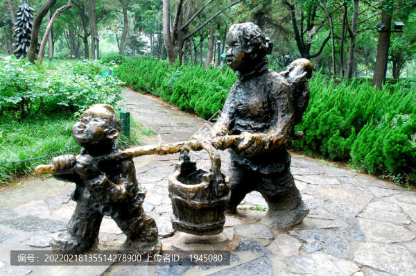 母子抬水雕塑