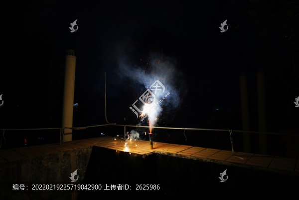 夜晚樓頂陽(yáng)臺(tái)放煙花