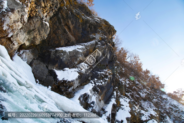 東北冬冰雪藍(lán)天山川雪景