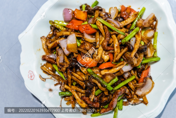 一盤黑椒牛肉干煸茶樹菇