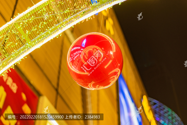 夜晚戶外懸掛的紅色氣球