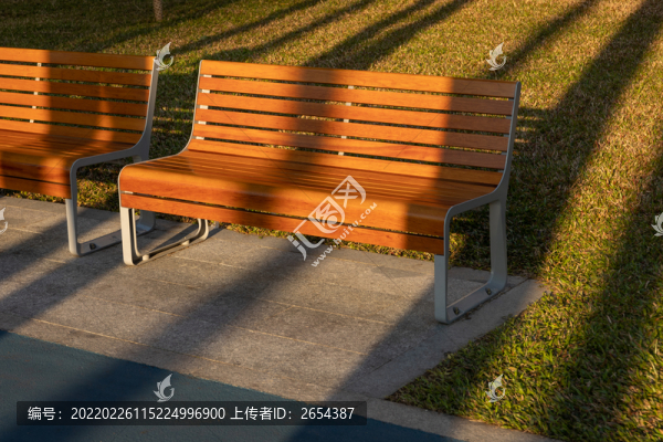 夕陽中橙黃色的公園木質(zhì)長椅