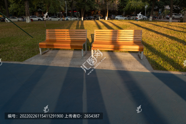 夕陽(yáng)中橙黃色的公園木質(zhì)長(zhǎng)椅
