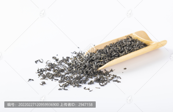 白底上放著的茶葉和茶具