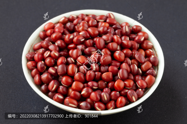 黑色背景上的赤小豆