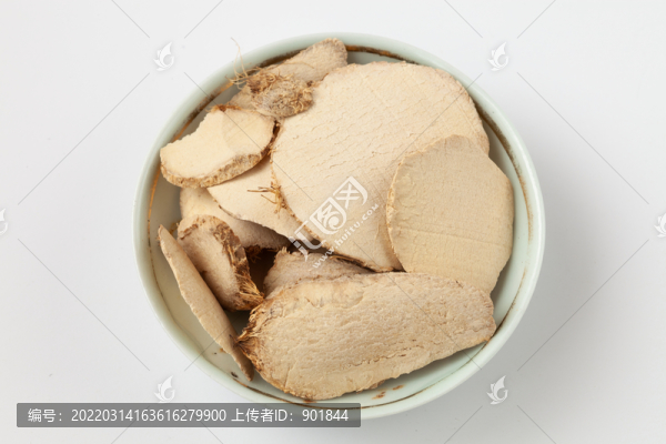 中藥三棱在白背景上