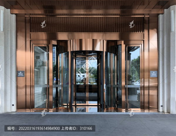玫瑰金的旋轉(zhuǎn)門(mén)門(mén)