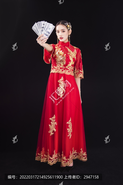 穿著中式秀禾服的女性結(jié)婚人像