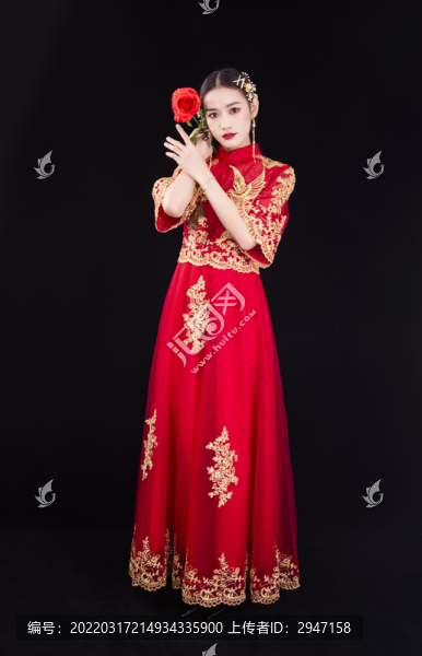 穿著中式秀禾服的女性人像