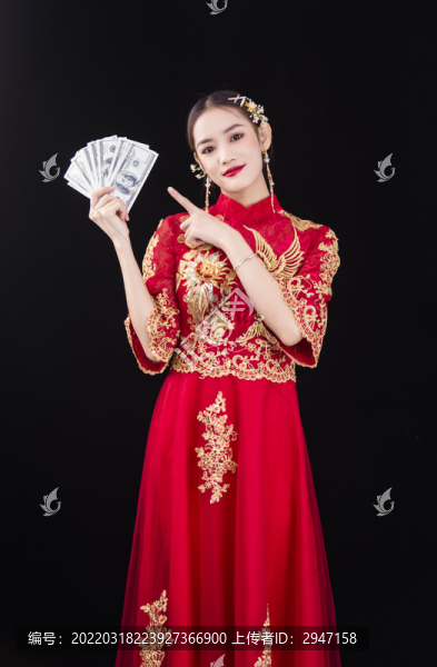 穿著中式秀禾服的女性人像