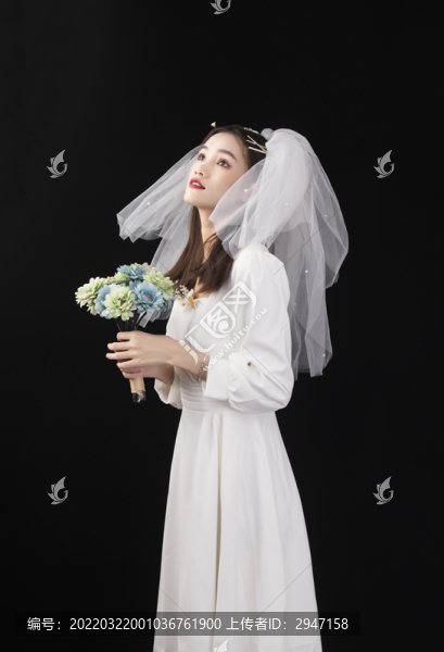 穿著白色連衣裙戴著頭紗的女性