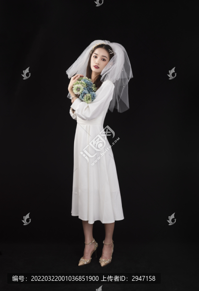 穿著白色連衣裙戴著頭紗的女性