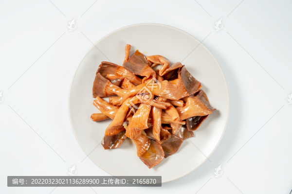 白色盤子擺放的麻辣鴨板腸