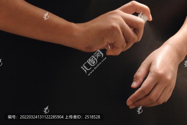 人物手部動(dòng)作特寫消毒清洗滅菌