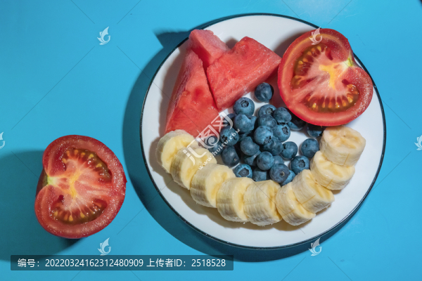 美食攝影水果沙拉擺盤藍(lán)背景