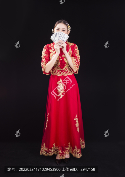 穿著中式秀禾服的女性人像
