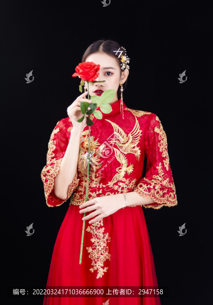 穿著中式秀禾服的女性人像