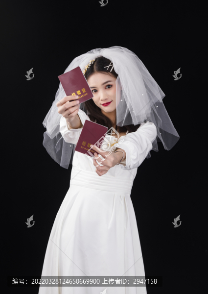 穿著白色連衣裙頭紗的女性