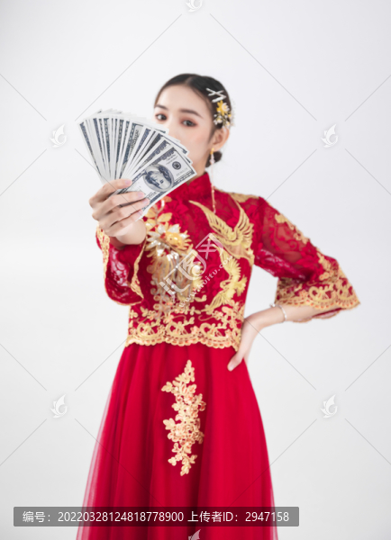 穿著中式秀禾服的女性人像