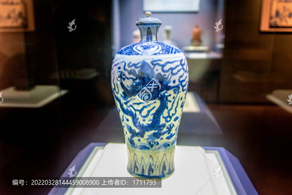 明代青花雙龍趕珠紋梅瓶