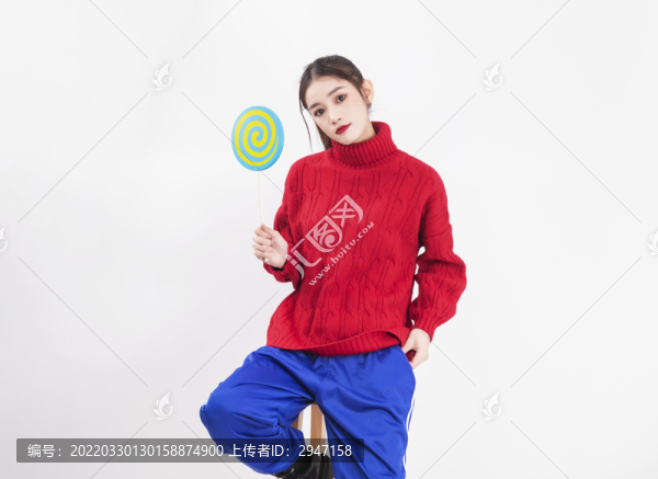 穿著紅色毛衣的年輕女性
