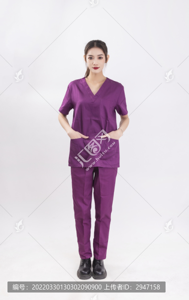 穿著紫色護士服的女護士