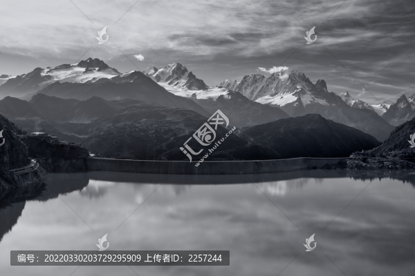 湖泊與山景