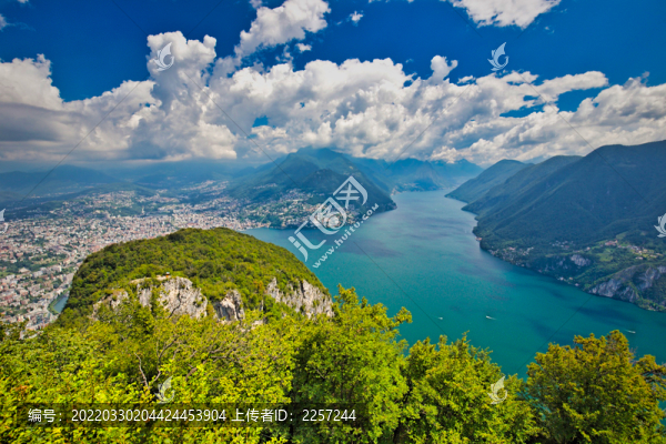 湖泊與山景