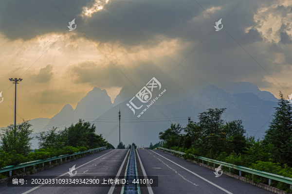 夕陽下的高速公路