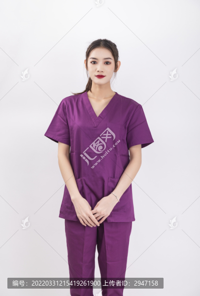 穿著紫色護(hù)士服的女護(hù)士