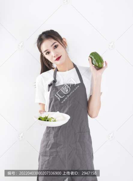 手上拿著蔬菜的女性