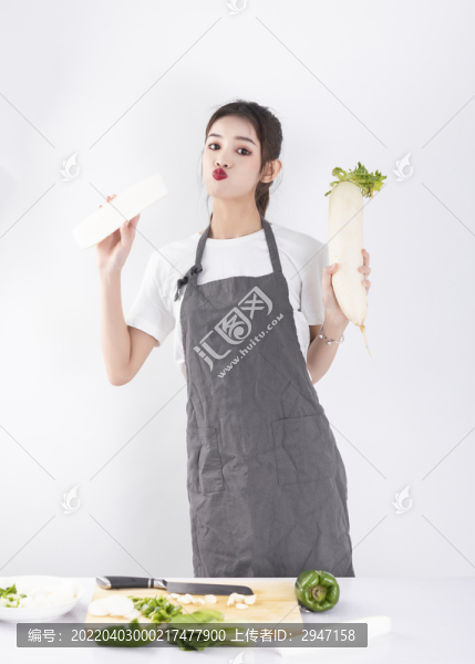手上拿著蔬菜的女性