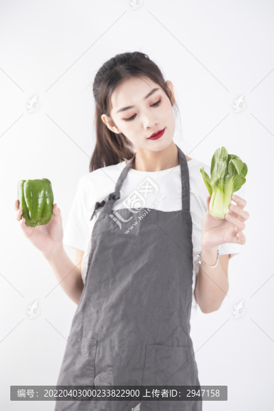 手上拿著蔬菜的女性
