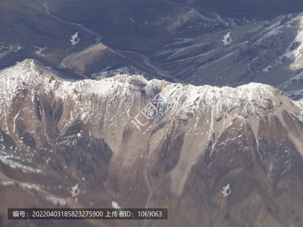 雪山山巒